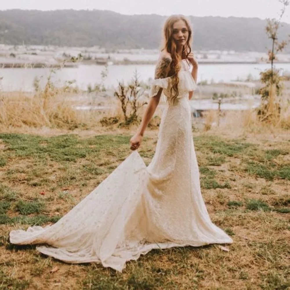 LOTTIE OFF-THE-SHOULDER LACE WEDDING DRESS size 12